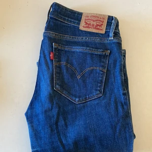 Levis låg midjade jeans - Låg midjade jeans från Levis mörkblåa med utsvängda ben. Storlek 26/30
