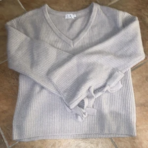 Stickad tröja från Linn Ahlborgs x NAKD - En tröja ifrån Linn Ahlborgs kollektion med NAKD ett tag sen, storlek M men kan passa en L då jag tycker den är väldigt stor! Frakt på 99kr tillkommer då den är rätt tjock!🥰