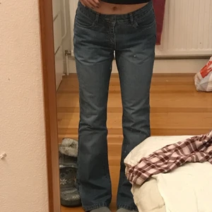 Jeans - Säljer dessa skitsnygga lågmidjade jeansen som ser EXAKT ut som de kända Brandy Melville jeansen ”Brielle”! Utsvängda/ Bootcut stil skulle jag säga, passar de som är 155-165cm lång❤️ 