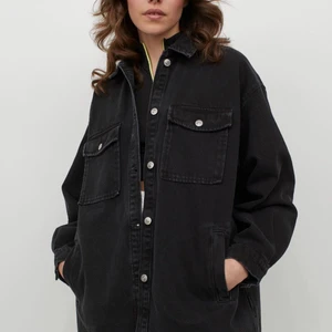 Oversize jeansjacka - Oversize jeansjacka från H&M i nyskick🖤 150kr+frakt storlek s