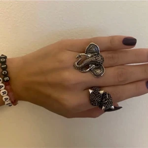 Indiska ring!!🐆🐆🥰 - Bilden är lånad, men säljer denna fina ring (ringen som är inringad på bild 2)❤️‍🔥❤️‍🔥❤️‍🔥den är från indiska och lite stor på mig men fungerar fof att använda!!
