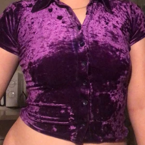 Supercool lila velourtopp!!💜😈 - Lila velourtopp, croppad, svincool🤜🏻