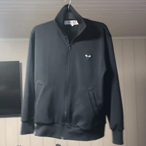 Commes des Garcons Sweatshirt - Commes des garcons big heart logo Sweatshirt, Storlek Large, Skick 8/10 nypris 4000 köpt på NK