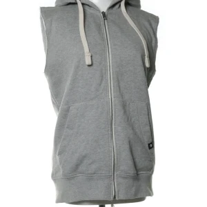 Kortärmad huvtröja - En huvtröja utan armar i storlek small🦋 tveka inte att höra av er vid minsta intresse eller fundering!💕 frakt på 66kr tillkommer 📦skriv till mig innan ni klickar på köp nu 