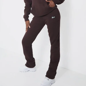 Raka mysbyxor  - Riktigt snygga raka mysbyxor från prettylittlething. Liknar dem från venderbys. Aldrig använda och där med i väldigt bra skick!! De är i tall modell och därför långa! Lagom på mig som är 170 med väldigt långa ben. Frakt tillkommer!