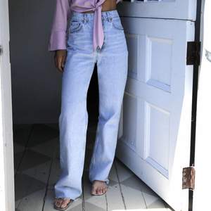 Zara jeans zw the '90s full length ljusblå. Superfina jeans i riktigt bra skick! Frakt tillkommer!☺️