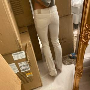 Supersnygga vita jeans från zara. Lite för små för mig men vad väldigt snygga när de satt bra. Man får dina former :) lite smutsiga nertill