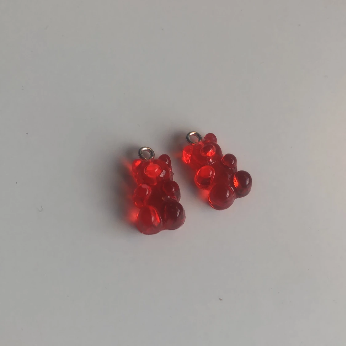 Två röda gummibjörns berlocker❤️