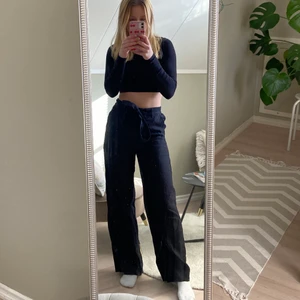 Linnebyxor  - Svarta linnebyxor med knytning i fram!!🤍 Oanvända, storlek 34 från Cubus