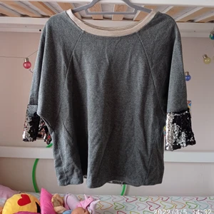 Grå kortärmad tröja storlek M  - En kortärmad grå tröja, med glitter på änden av ärrmen och en silver Kant på änden av halsen.( Kontakta mig för frakt pris).