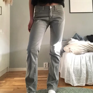 Acne jeans - Jättefina jeans från Akne i grå färg! Köpta här på plick men tyvärr inte kommit till användning! Dom är en blandning av bootcut & straight! 🤍 Inga defekter! Står ingen storlek, men sitter som en smäck på mig som brukar ha 36 i jeans & byxor! Säljer för 150 +frakt 🤍