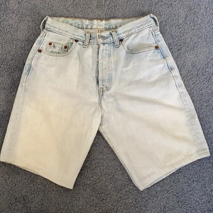 Levis shorts - Fina vintage Levis shorts som jag ärvt av en familjemedlem som hade dessa på 80-talet‼️ Säljer då de är lite för små för mig tyvärr ): Lappen på baksidan där det brukar stå storlek och sånt har gått sönder men skulle säga att de är typ storlek 36/38 (uppskattningsvis)! Det finns även en liten fläck som knappt syns där fram (bild 3)