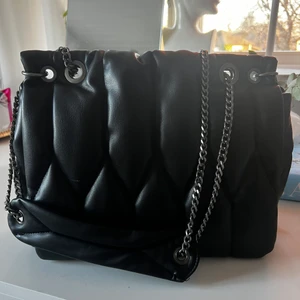 Zara väska - Väska från Zara, använd en hel del men inga defekter! Säljs pga ingen användning längre