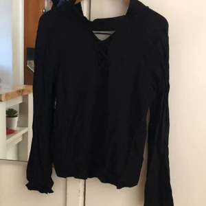 H&M Svart blus - Svart blus, använd 2-3 gånger. Storlek 40 men liten i storlek🌸