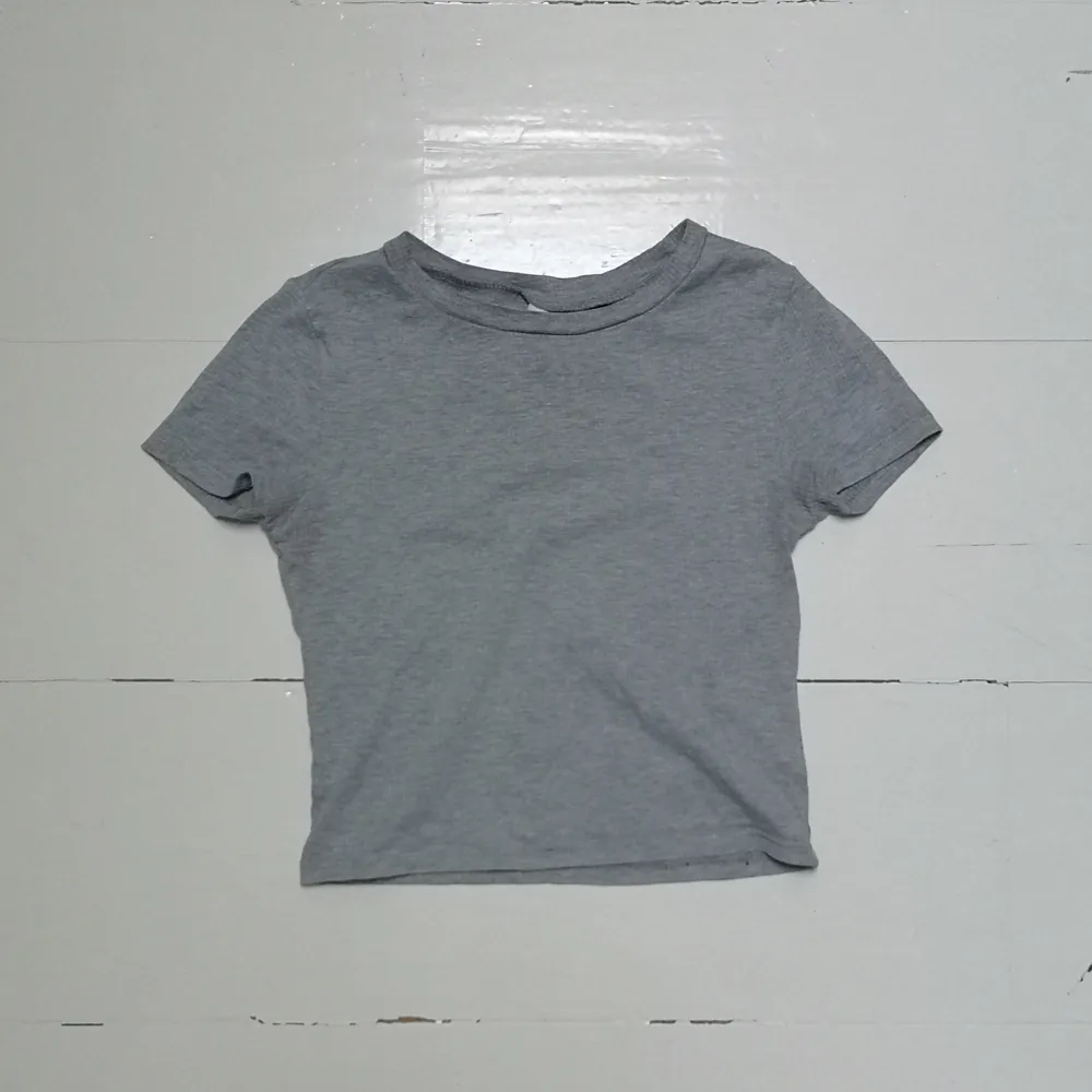 Säljer den här gråa crop-toppen som är en perfekt basic att ha i garderoben! Köparen står för frakt. . Skjortor.