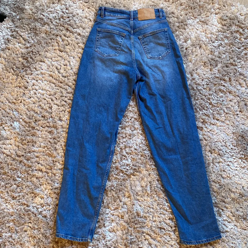 säljer mina blåa jeans från hm för de inte passar mig i storleken. använd 5-6 gånger. storlek: 34 passar nog 36. köparen står för frakt. Jeans & Byxor.