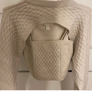 Hm stickad tröja - Säljer nu detta stickade sett från Hm! Använt väldigt sparsamt, skulle beskriva som nytt. (bild lånad) 