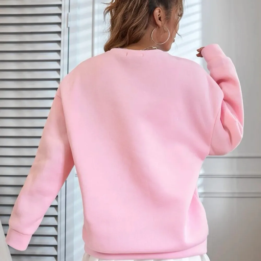 Helt ny sweatshirt från Shein i storlek Xs men passar många storlekar då den är oversized, tröjan är slut i de flesta storlekarna på hemsidan.. Hoodies.