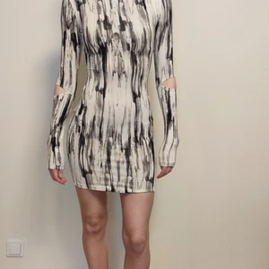 Klänning med mönster - Perfekt klänning att leka med saxen och göra mer cut-outs på!!!!! Klänning är från H&M köpt för en outfit för 5 år sedan inte använd sen dess. Cut outs på ärmarna! Body tight och mönstret ger flattering form på kroppen. 