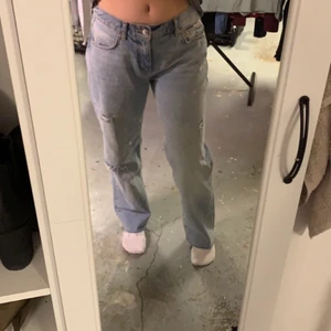 Lågmidjade blåa jeans - Lågmidjade blåa jeans från Gina, knappast använda!☺️