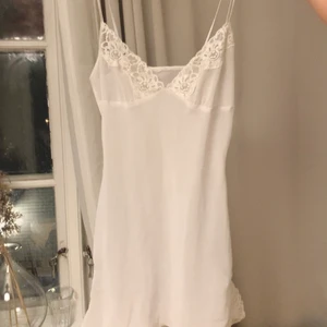 Supersöt topp - Supergulliga linne perfekt till våren! Den har justerbara band och en sömn under brösten. (Köp direkt för 150kr)