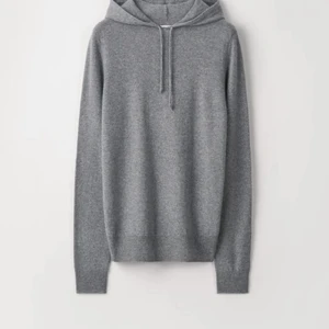 Soft Goat hoodie - Säljer min knappt använda cashmere hoodie från soft goat. Tror den är lite mörkare än den på bilden men annars exakt samma😊 Pris kan diskuteras.