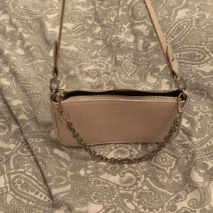 Väska - Jätte fin väska med kedja från urban outfitters❤️
