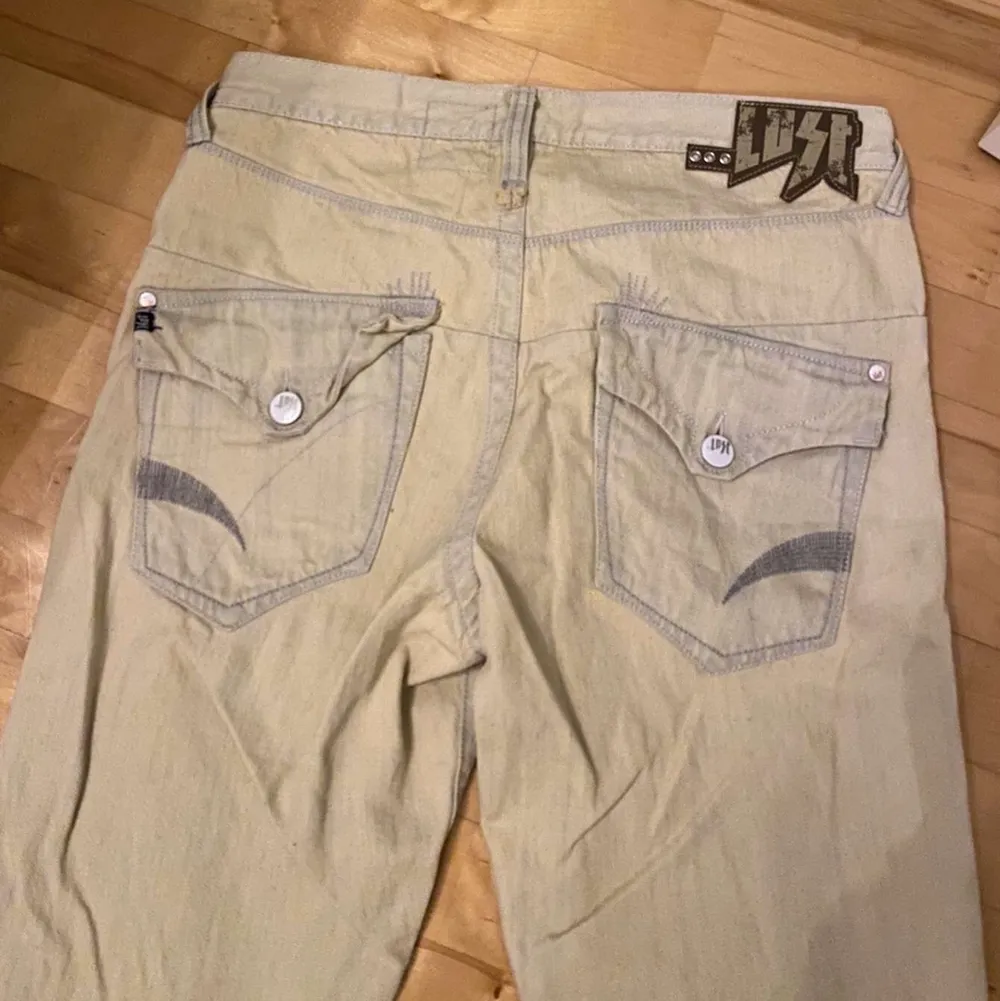 vintage jeans skit balla! storlek w30 l32. köparen står för frakt 💚. Jeans & Byxor.