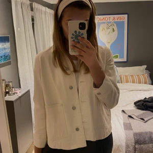 Beige jacka - Benvit jacka i jeanstyg🤍