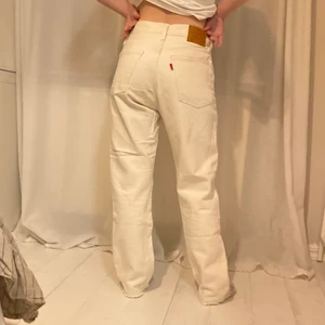 501 levis  - Näst intill helt oanvända levis jeans! Skitsnygga till sommaren 👏🏼💕💕 köparen står för frakten! Modellen är ca 155❤️