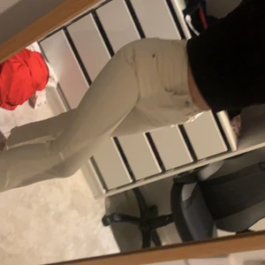 Jeans  - Ett par fräscha vita jeans nu till sommaren, de sitter sjukt bra och är jätte bekväma, jag säljer de pga att de ej kommer till användning. Har bara använt de ett par gånger och är därmed i jätte bra skick😍