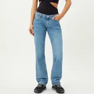 Jättesnygga lågmidjade jeans från Weekday. Storlek W24 L32. De är i fint skick och säljer dem då de tyvärr är för små💙