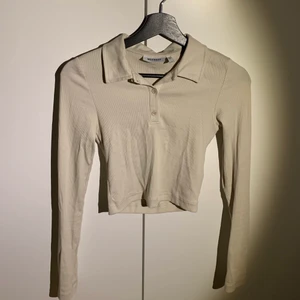 Weekday magtröja - Beige långärmad magtröja från weekday! Använd ett antal gånger men i bra skick