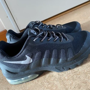 Nike skor  - Nike skor som är i princip oanvända, använt dem ute en gång. Kommer dock inte riktigt ihåg vilken modell 