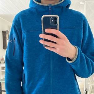Arcteryx fleece  - En riktigt fet arcteryx fleece i blå snygg färg i vädligt bra skick! Size m herr 