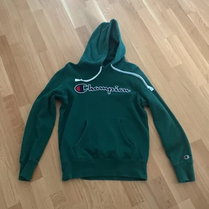 Grön Champion hoodie - Hoodien är knappt använd, har haft på mig den Max 10 gånger. Storleken är en small.