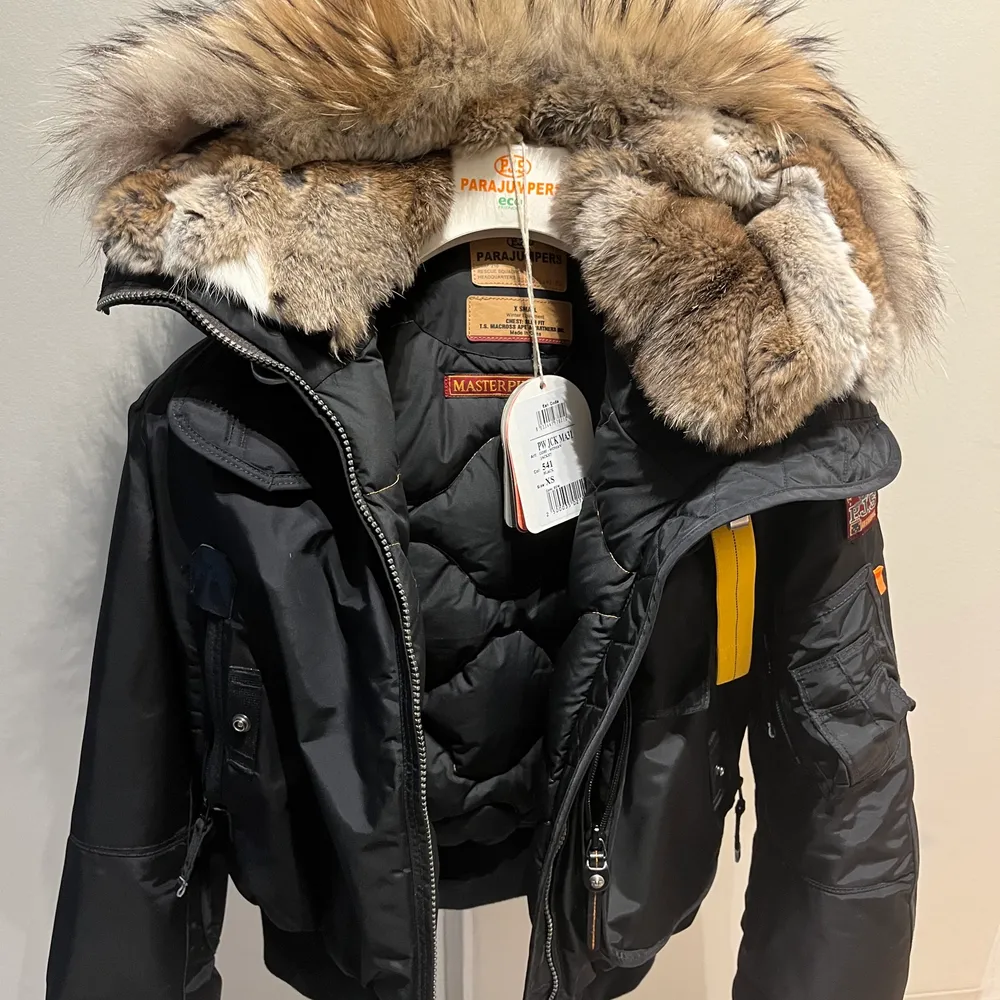 Gobi Womens Hooded Bomber Jacket  Jackan är knappt använd och har inga hål eller andra märken. Jackan är inköpt på Miinto för drygt 2 år sedan.   Nypris 9765kr   Qr-kod finns på jackan, knappar och lappar till jackan         Kan mötas upp eller frakta, köparen står för frakt. . Jackor.