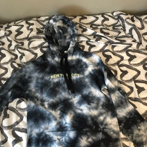 H&M hoodie divided  - Blå tie dye hoodie med tryck och snören, lite längre än vissa andra hoodies.