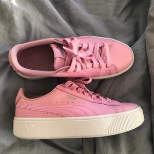 Puma skor - Ett par jätte fina ljusrosa puma skor som är använda ett par fåtal gånger och inga tecken på användning. 💗💗💗320+79(frakt)=399kr💕💕