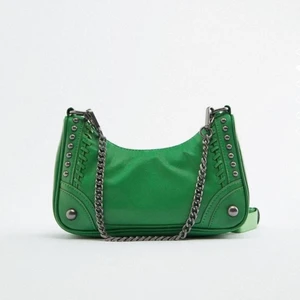 Zara väska - Säljer denna skitsnygga väskan ifrån zara då jag råkade beställa två. Prislappen är kvar. Säljer för 345kr inkl frakt