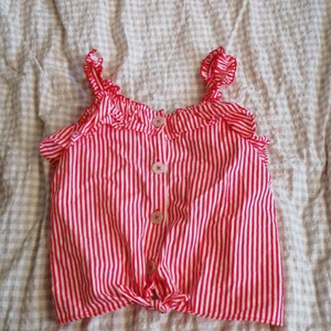 En sommartopp från Zara - En jätte fin top från Zara. I storlek 164. Den är då oanvänd 