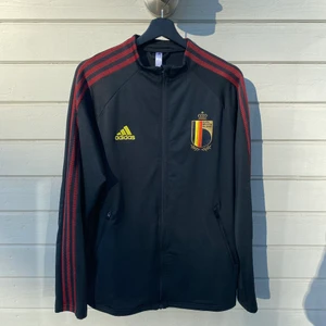 Adidas Fotbollströja Belgien (M) - Fotbollströja från Adidas, Belgigska landslaget i fotboll i storlek M. Tröjan är i fantastiskt skick, endast använd enstaka gånger. Mycket bekvämt stretchigt träningsmaterial. Sitter lite större i storleken, passar förmodligen även L. 