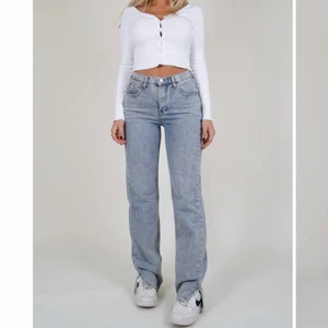 Lexi jeans, venderbys - Ett par ljusblåa jeans med slit från venderbys, använder inte längre då jag har växt ur dem. Väldigt bra skick.  Storlek m, passar perfekt till mig som är ca 170