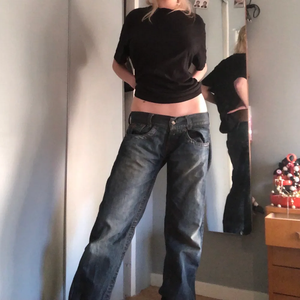 Skitnice lågmidjade baggy jeans ! Passar  Xs-S, själv är jag vanligtvis strlk 34-36 i byxor. Är 167cm lång och på mig e de lite långa så har de uppkavlade lite.🦋🦋🦋. Jeans & Byxor.