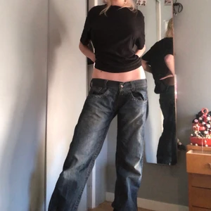 Baggy jeans - Skitnice lågmidjade baggy jeans ! Passar  Xs-S, själv är jag vanligtvis strlk 34-36 i byxor. Är 167cm lång och på mig e de lite långa så har de uppkavlade lite.🦋🦋🦋