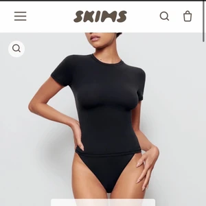 SKIMS tshirt💞 - Säljer denna perfekta ”fits everybody tshirt” från skims då jag köpte två storlekar och behöll den andra. Köp av mig innebär att du slipper betala dyr frakt och tull som jag tyvärr behövde betala när jag köpte från hemsidan. Den är i storlek M och sitter som en smäck, true to size och riktigt skönt material! Skriv privat för egna bilder💛