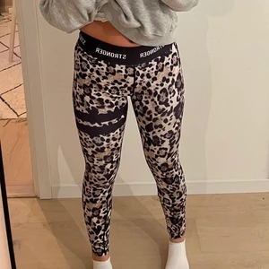 Stronger träningstights💕 - Super sköna träningstights i bra skick, säljer pga för små💕 storlek XS
