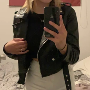 Pull and bear skinnjacka stl S - Jag köpte detta plaget mitt i sommaren förra året, inte använt den mer än 20 gånger. Beställde den i för liten storlek så kunde knappt ha den i början heller. Den kostade 599kr innan och säljer den för 399 nu eftersom den inte är använd alls mycke. För mer info skriv privat.