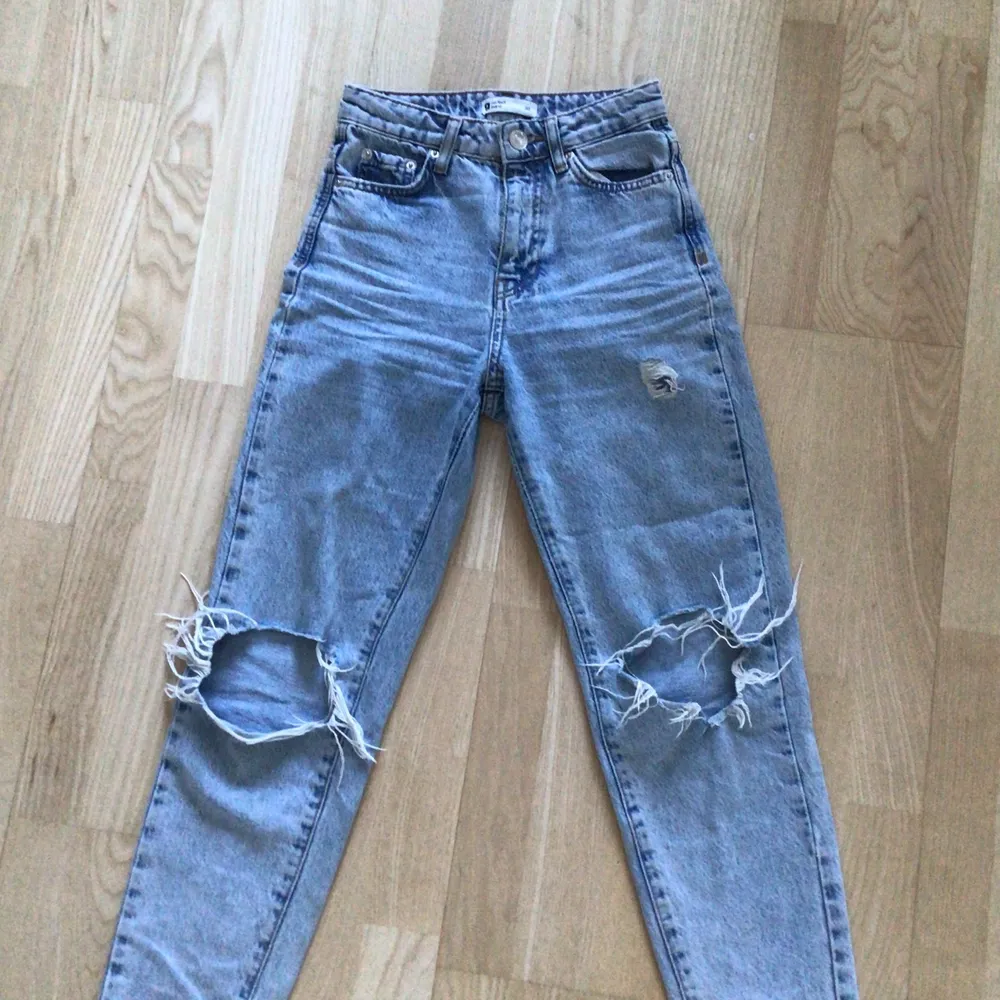Jag säljer ett par blåa perfect jeans med hål från Gina i storlek 30💕. Jeans & Byxor.