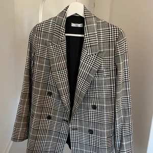 Grå/vit kavaj från Mango - Grå/vit kavaj från Mango!🥰 super fin kavaj men tyvärr för liten för mig!